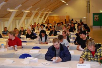 deltagerne prøver at synge med
