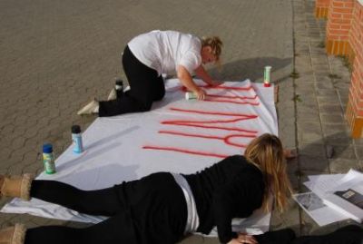 og de skal være store nok til at de kan ses
