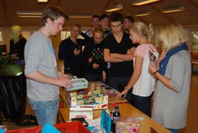 Søndag formiddag, og Kiosk John har virkelig fået gang i biksen
