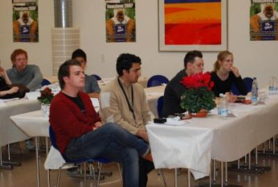 Personalegruppen er blevet sendt ned blandt tilhørerne
