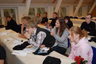 Hvis man ikke kan bruges til andet, kan man jo altid bruges som skriveunderlag...
