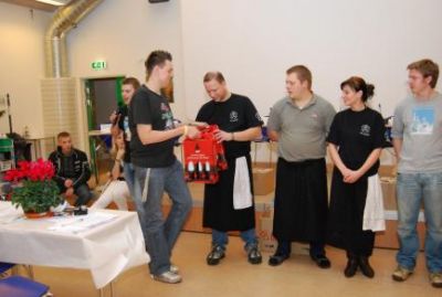 og næstformanden takker med vin
