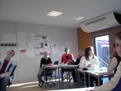 Her bla. Heidi foran en væg med rene "kunstværker"...
