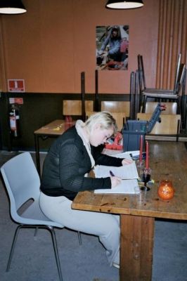 Karina og et glas rødvin forbereder sig
