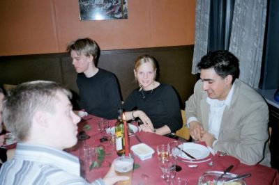 Shawn forsøger at charmere sig ind på en lyshåret deltager
