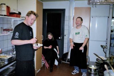 Så er det endelig tid til mad for personalet i køkkenet
