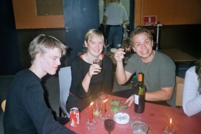 Benjamin, Dorthe og Christian tjekker resten af rødvinen
