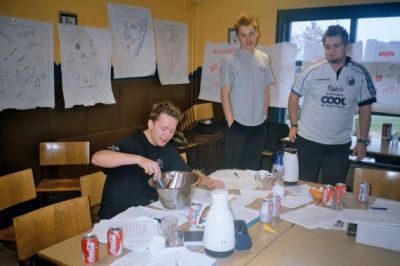 Jæger slikker kageskålen i mødelokalet
