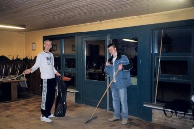 Vi kunne ikke finde Vuc, så her er deltagerne så i gang med oprydningen...
