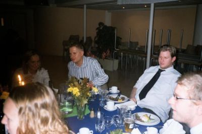 Asbjørn og bartenderne: Torben og Onkel O er også med ved bordet
