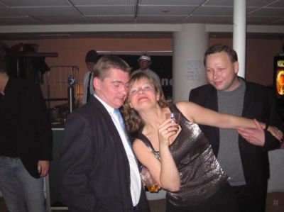 Præsident Signe gør sig til overfor indtægtsadministratoren mens Steen ser på
