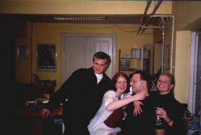 Steen er gået nedenunder til pigerne
