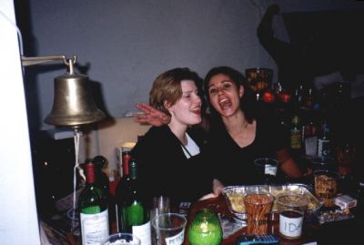 Lisbet og Laila styrer baren
