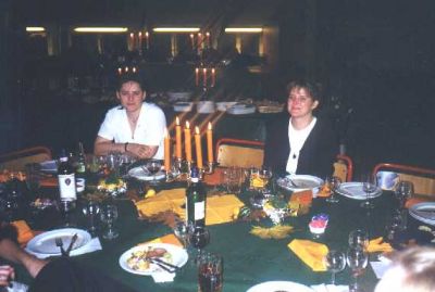 Jette Kristensen og Rikke Z Nielsen efter middagen. Jette har lige været oppe og overrække hendes gave med billeder fra både 10 og 15 års jubilæet
