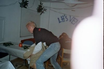 Steen W er igang med at rydde op på gulvet
