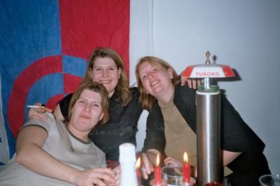 Dinsen'erne og Helene er stadig bag baren
