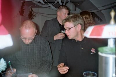 Søren Hundsbæk og Otto har allerede fundet de bedste pladser i baren
