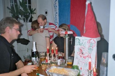 Otto er stadig i baren, her med føs'dags "børnene" søstrene Dinsen
