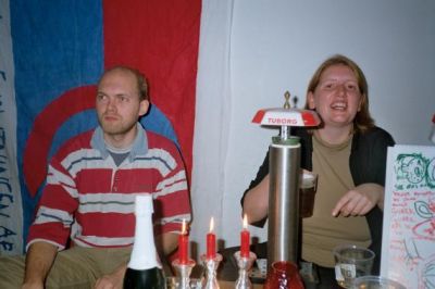 Helene har stadig tjeck på baren, med Ruben ved sin side
