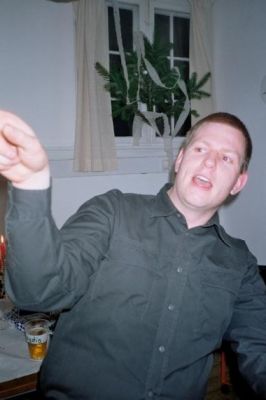 Torben Ree er også ankommet, er her igang med at kommentere bartenderen
