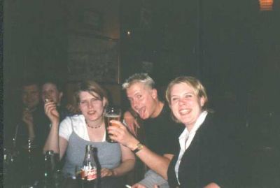 2 nyvalgte bestyrelsesmedlemmer fejrer valget
