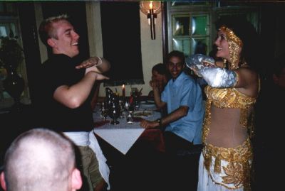 Dan forsøger sig som mavedanser
