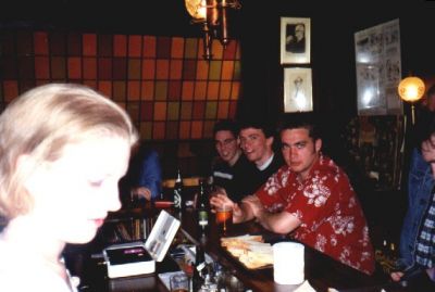 Et kig ned langs baren
