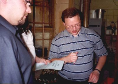 Imens Peter, Steen og Helene tæller  stemmer op på øllageret
