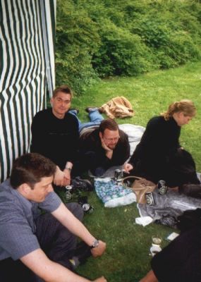 Et kig ind i teltet med Per, Peter og Maria
