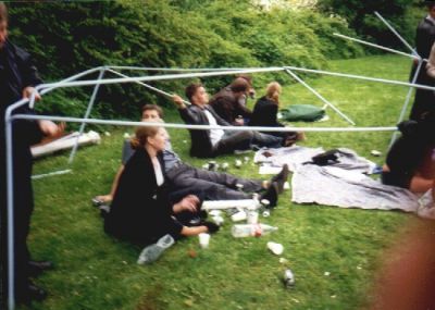 Selv Sebastian hjælper til med at holde stængerne under teltnedtagningen
