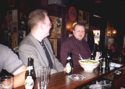 Brdr. Mønsted i baren - bemærk salaten
