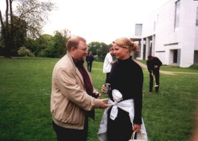 Mønsted hjælper Henriette med jakken
