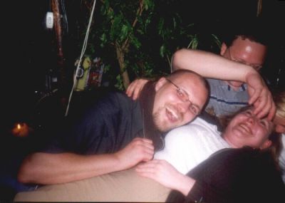 Pandersen og Steen hilser pænt på Karin
