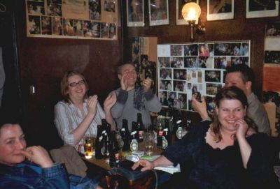 Hvilket vækker jubel ved bordet med Vicepræsidenten og Præsidenten
