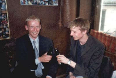 Steen W og referenten er ligeglade - de har øl!
