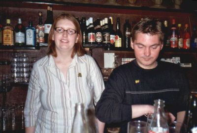 Og her er Helene og Per bag baren
