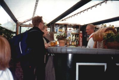 Lars passede myndigt baren og prøvede at holde os ud....
