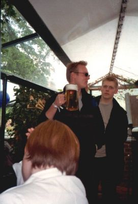 Folket lærer et nyvalgt bestyrelsesmedlem at drikke øl!
