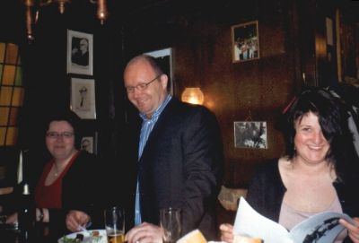 Og mødets dirigent - Jakob - forbereder sig i baren
