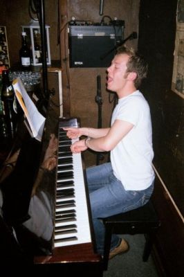 Og skønsang forsøger han også!
