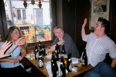 Det samme er Dan (altså genvalgt ikke tør), her sammen med Jeanne og referanten
