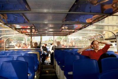 Så er vi ude at sejle, et kig igennem båden, med nyvalgte Karen i forgrunden
