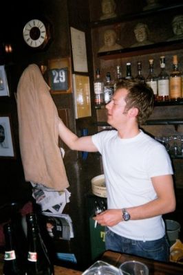 Hun bliver dog hurtigt overhalet af Kaufmann, der her prøver at dække klokken af...
