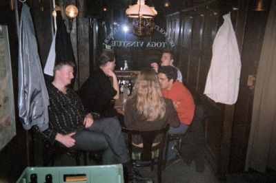 Imens fører Erling og Steen sig frem, nede ved Jeanne og Shawn
