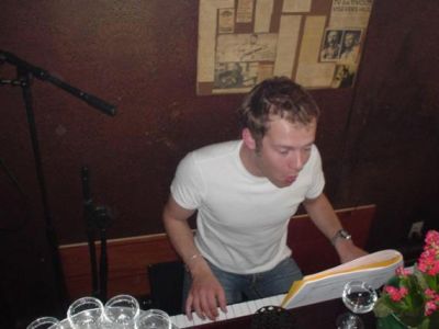 Hvor Kaufmann giver den hele armen, mens stemmerne bliver talt op
