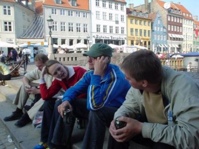 Folket, Karen, Otto og Per ved kajkanten
