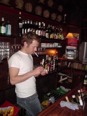 Kaufmann har imens helt overtaget baren
