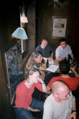 Han er dog hurtigt tilbage, her til pauseunderholdningen
