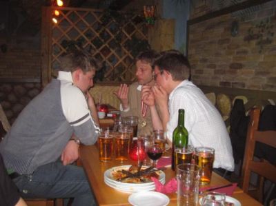 Vinderen af minigolf turneringen, Løfberg viser stolt sin medalje frem
