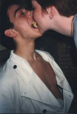 Gunhild indkasserer den gratis tequilla, der var udlovet for at lave bodytequilla på kokken...
